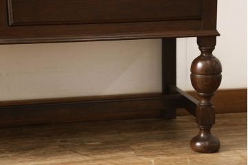 アンティークチェストを綺麗に再生!高品質リペアを施し、天板を塗装。引き出しの取っ手を交換し、現状の色味に仕上げ。