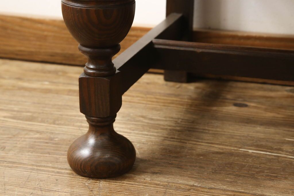 アンティークチェストを綺麗に再生!高品質リペアを施し、天板を塗装。引き出しの取っ手を交換し、現状の色味に仕上げ。