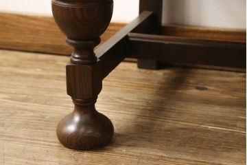 アンティークチェストを綺麗に再生!高品質リペアを施し、天板を塗装。引き出しの取っ手を交換し、現状の色味に仕上げ。