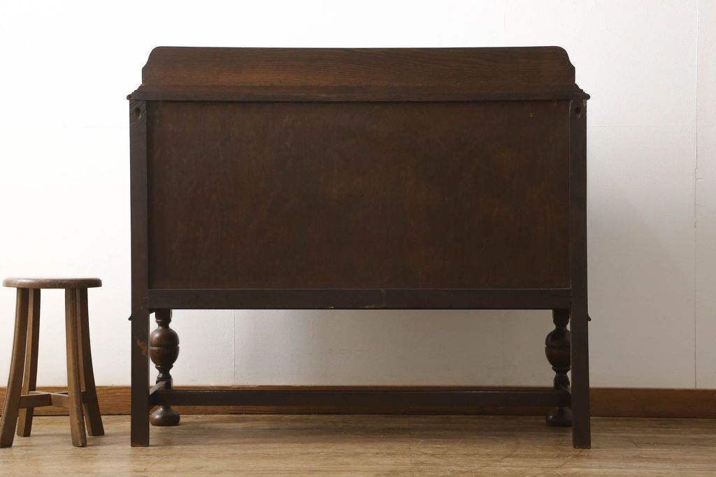 アンティークチェストを綺麗に再生!高品質リペアを施し、天板を塗装。引き出しの取っ手を交換し、現状の色味に仕上げ。