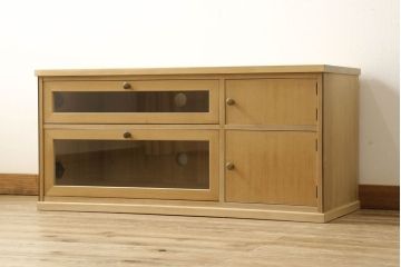 桐箪笥をリサイズしてテレビボードにリメイク!引き出しを2分割し、左側はガラス入りのフラップダウン扉に変更。右側は木製扉に加工し、取っ手を取り付け。天板と台輪を取り付け、クリアワックス仕上げ。