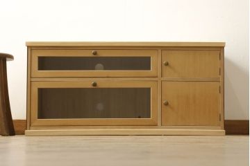 桐箪笥をリサイズしてテレビボードにリメイク!引き出しを2分割し、左側はガラス入りのフラップダウン扉に変更。右側は木製扉に加工し、取っ手を取り付け。天板と台輪を取り付け、クリアワックス仕上げ。