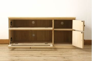 桐箪笥をリサイズしてテレビボードにリメイク!引き出しを2分割し、左側はガラス入りのフラップダウン扉に変更。右側は木製扉に加工し、取っ手を取り付け。天板と台輪を取り付け、クリアワックス仕上げ。