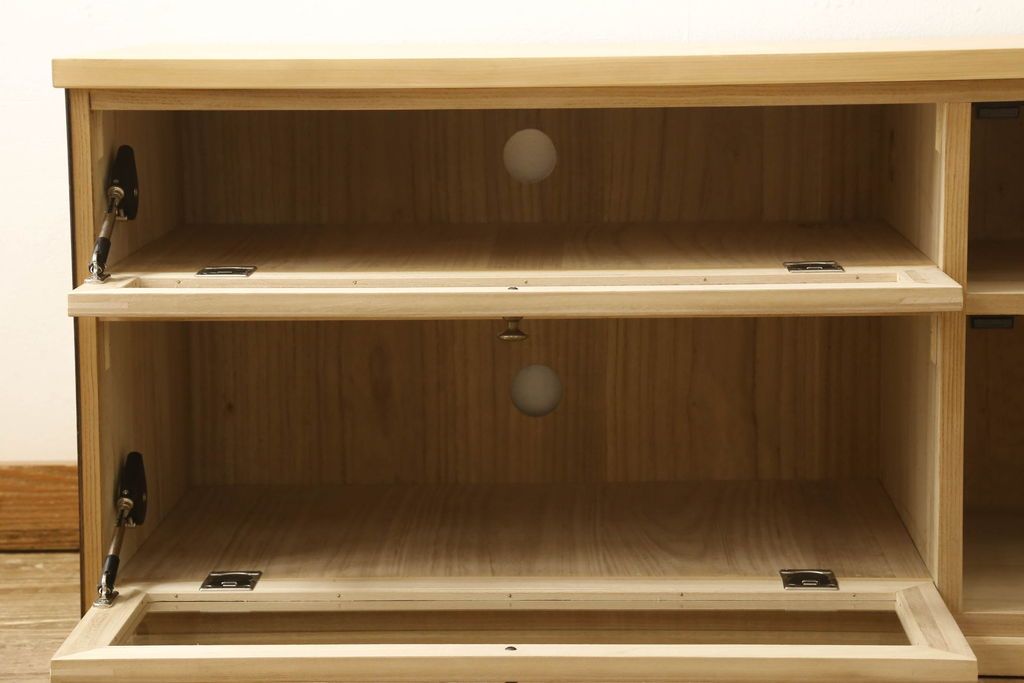 桐箪笥をリサイズしてテレビボードにリメイク!引き出しを2分割し、左側はガラス入りのフラップダウン扉に変更。右側は木製扉に加工し、取っ手を取り付け。天板と台輪を取り付け、クリアワックス仕上げ。