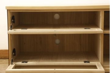 桐箪笥をリサイズしてテレビボードにリメイク!引き出しを2分割し、左側はガラス入りのフラップダウン扉に変更。右側は木製扉に加工し、取っ手を取り付け。天板と台輪を取り付け、クリアワックス仕上げ。