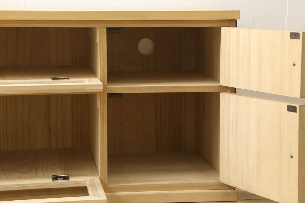 桐箪笥をリサイズしてテレビボードにリメイク!引き出しを2分割し、左側はガラス入りのフラップダウン扉に変更。右側は木製扉に加工し、取っ手を取り付け。天板と台輪を取り付け、クリアワックス仕上げ。