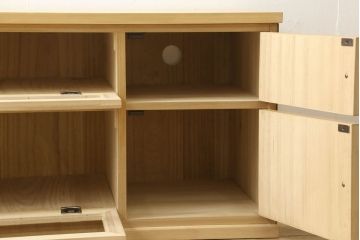 桐箪笥をリサイズしてテレビボードにリメイク!引き出しを2分割し、左側はガラス入りのフラップダウン扉に変更。右側は木製扉に加工し、取っ手を取り付け。天板と台輪を取り付け、クリアワックス仕上げ。