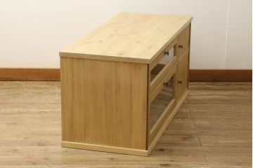 桐箪笥をリサイズしてテレビボードにリメイク!引き出しを2分割し、左側はガラス入りのフラップダウン扉に変更。右側は木製扉に加工し、取っ手を取り付け。天板と台輪を取り付け、クリアワックス仕上げ。