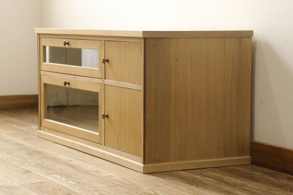 桐箪笥をリサイズしてテレビボードにリメイク!引き出しを2分割し、左側はガラス入りのフラップダウン扉に変更。右側は木製扉に加工し、取っ手を取り付け。天板と台輪を取り付け、クリアワックス仕上げ。