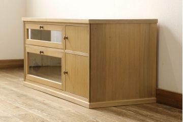 桐箪笥をリサイズしてテレビボードにリメイク!引き出しを2分割し、左側はガラス入りのフラップダウン扉に変更。右側は木製扉に加工し、取っ手を取り付け。天板と台輪を取り付け、クリアワックス仕上げ。