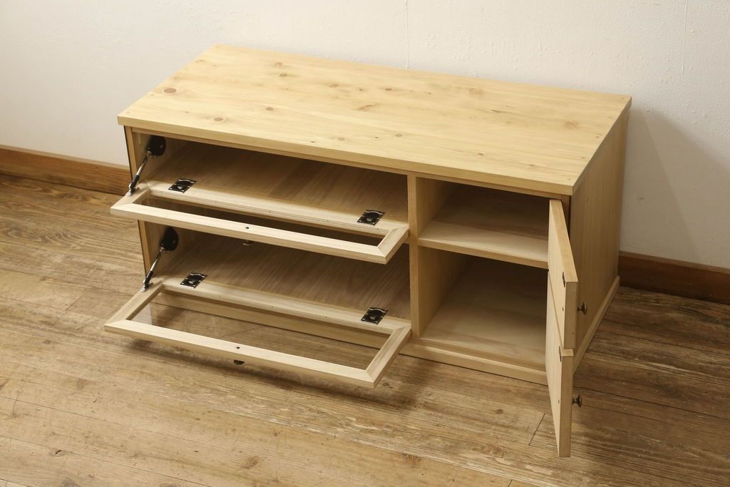 桐箪笥をリサイズしてテレビボードにリメイク!引き出しを2分割し、左側はガラス入りのフラップダウン扉に変更。右側は木製扉に加工し、取っ手を取り付け。天板と台輪を取り付け、クリアワックス仕上げ。