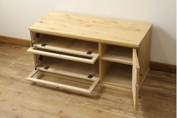 桐箪笥をリサイズしてテレビボードにリメイク!引き出しを2分割し、左側はガラス入りのフラップダウン扉に変更。右側は木製扉に加工し、取っ手を取り付け。天板と台輪を取り付け、クリアワックス仕上げ。