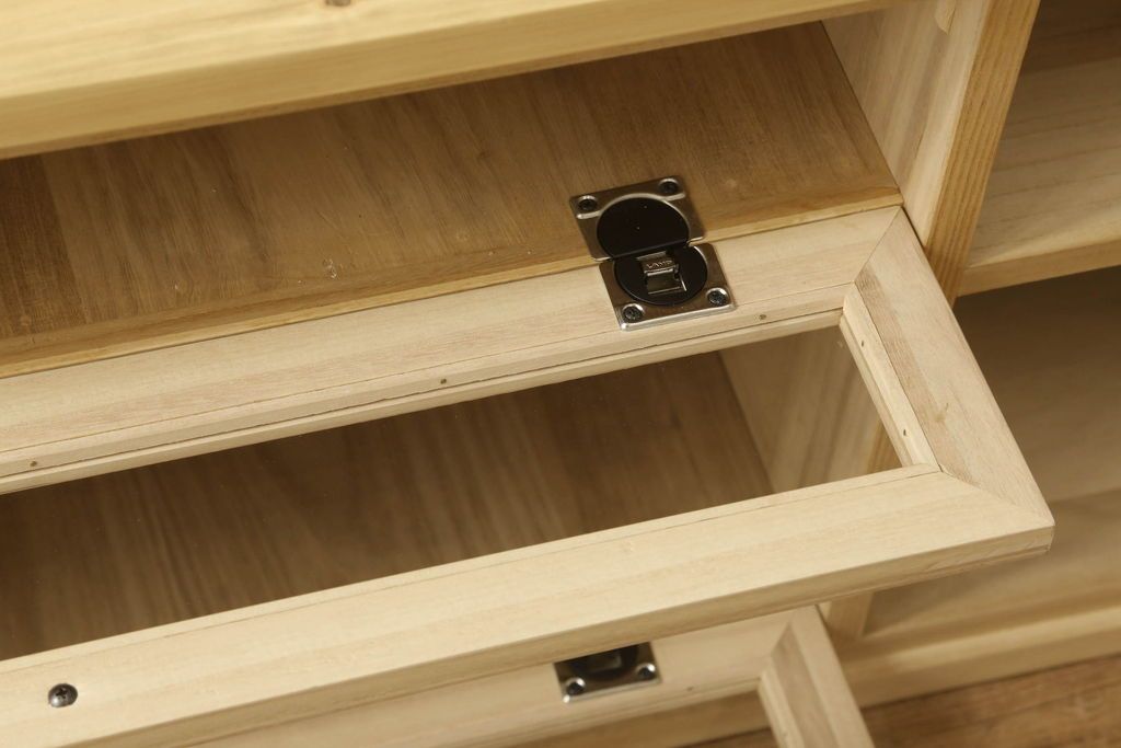 桐箪笥をリサイズしてテレビボードにリメイク!引き出しを2分割し、左側はガラス入りのフラップダウン扉に変更。右側は木製扉に加工し、取っ手を取り付け。天板と台輪を取り付け、クリアワックス仕上げ。