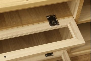 桐箪笥をリサイズしてテレビボードにリメイク!引き出しを2分割し、左側はガラス入りのフラップダウン扉に変更。右側は木製扉に加工し、取っ手を取り付け。天板と台輪を取り付け、クリアワックス仕上げ。