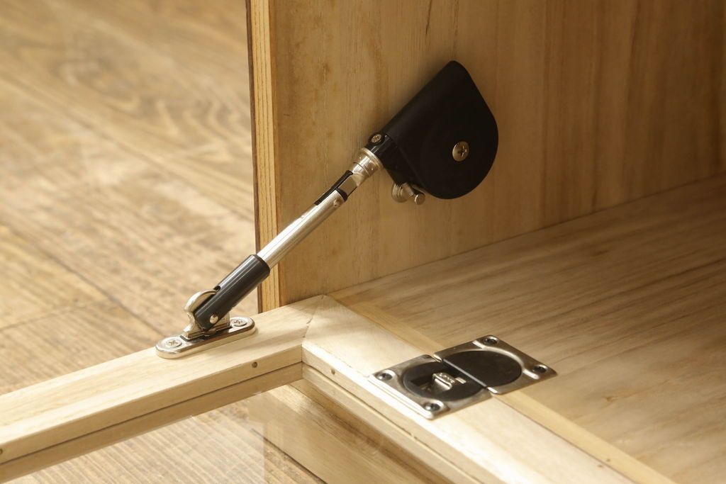 桐箪笥をリサイズしてテレビボードにリメイク!引き出しを2分割し、左側はガラス入りのフラップダウン扉に変更。右側は木製扉に加工し、取っ手を取り付け。天板と台輪を取り付け、クリアワックス仕上げ。