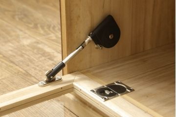 桐箪笥をリサイズしてテレビボードにリメイク!引き出しを2分割し、左側はガラス入りのフラップダウン扉に変更。右側は木製扉に加工し、取っ手を取り付け。天板と台輪を取り付け、クリアワックス仕上げ。