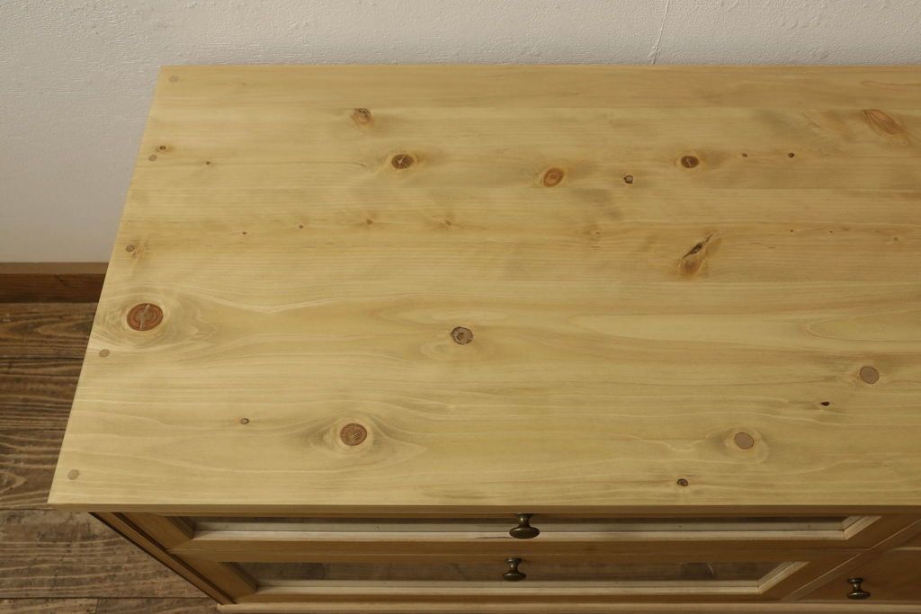 桐箪笥をリサイズしてテレビボードにリメイク!引き出しを2分割し、左側はガラス入りのフラップダウン扉に変更。右側は木製扉に加工し、取っ手を取り付け。天板と台輪を取り付け、クリアワックス仕上げ。