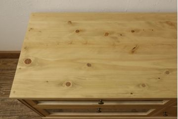 桐箪笥をリサイズしてテレビボードにリメイク!引き出しを2分割し、左側はガラス入りのフラップダウン扉に変更。右側は木製扉に加工し、取っ手を取り付け。天板と台輪を取り付け、クリアワックス仕上げ。