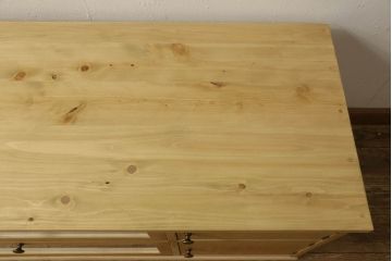 桐箪笥をリサイズしてテレビボードにリメイク!引き出しを2分割し、左側はガラス入りのフラップダウン扉に変更。右側は木製扉に加工し、取っ手を取り付け。天板と台輪を取り付け、クリアワックス仕上げ。