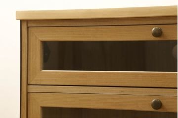 桐箪笥をリサイズしてテレビボードにリメイク!引き出しを2分割し、左側はガラス入りのフラップダウン扉に変更。右側は木製扉に加工し、取っ手を取り付け。天板と台輪を取り付け、クリアワックス仕上げ。