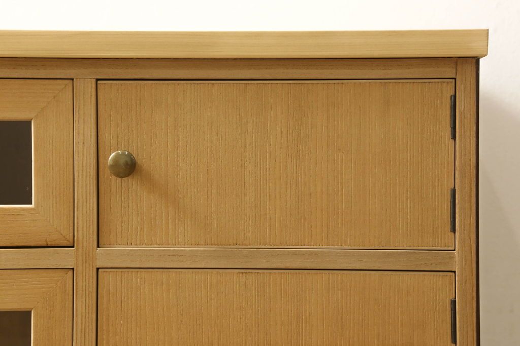 桐箪笥をリサイズしてテレビボードにリメイク!引き出しを2分割し、左側はガラス入りのフラップダウン扉に変更。右側は木製扉に加工し、取っ手を取り付け。天板と台輪を取り付け、クリアワックス仕上げ。