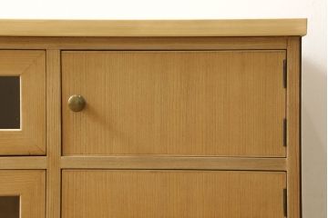 桐箪笥をリサイズしてテレビボードにリメイク!引き出しを2分割し、左側はガラス入りのフラップダウン扉に変更。右側は木製扉に加工し、取っ手を取り付け。天板と台輪を取り付け、クリアワックス仕上げ。