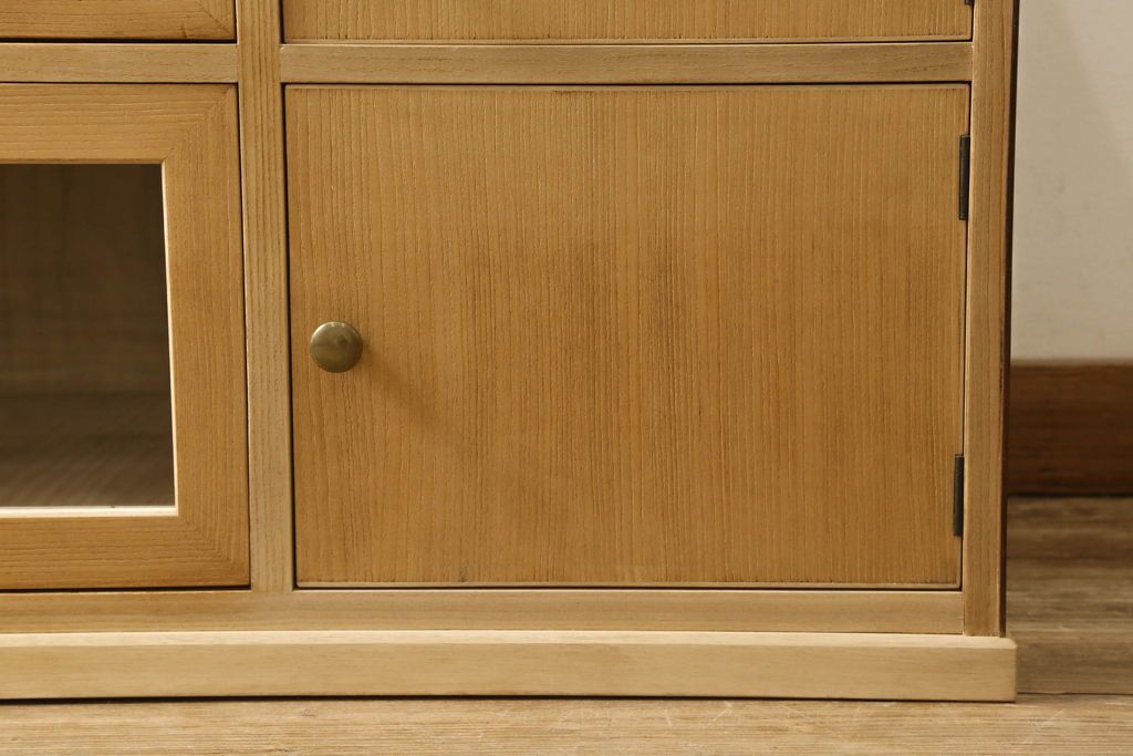 桐箪笥をリサイズしてテレビボードにリメイク!引き出しを2分割し、左側はガラス入りのフラップダウン扉に変更。右側は木製扉に加工し、取っ手を取り付け。天板と台輪を取り付け、クリアワックス仕上げ。