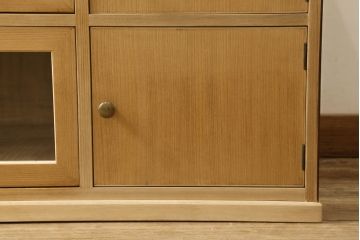 桐箪笥をリサイズしてテレビボードにリメイク!引き出しを2分割し、左側はガラス入りのフラップダウン扉に変更。右側は木製扉に加工し、取っ手を取り付け。天板と台輪を取り付け、クリアワックス仕上げ。