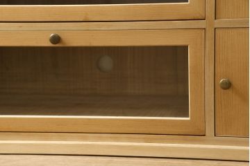 桐箪笥をリサイズしてテレビボードにリメイク!引き出しを2分割し、左側はガラス入りのフラップダウン扉に変更。右側は木製扉に加工し、取っ手を取り付け。天板と台輪を取り付け、クリアワックス仕上げ。