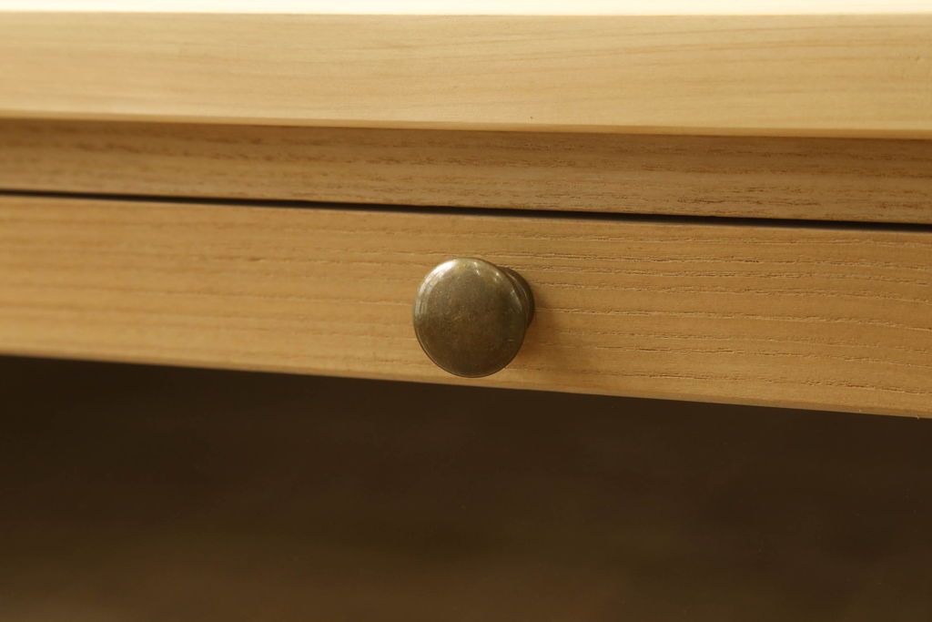 桐箪笥をリサイズしてテレビボードにリメイク!引き出しを2分割し、左側はガラス入りのフラップダウン扉に変更。右側は木製扉に加工し、取っ手を取り付け。天板と台輪を取り付け、クリアワックス仕上げ。