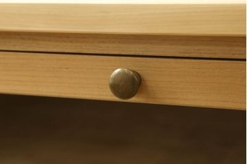 桐箪笥をリサイズしてテレビボードにリメイク!引き出しを2分割し、左側はガラス入りのフラップダウン扉に変更。右側は木製扉に加工し、取っ手を取り付け。天板と台輪を取り付け、クリアワックス仕上げ。