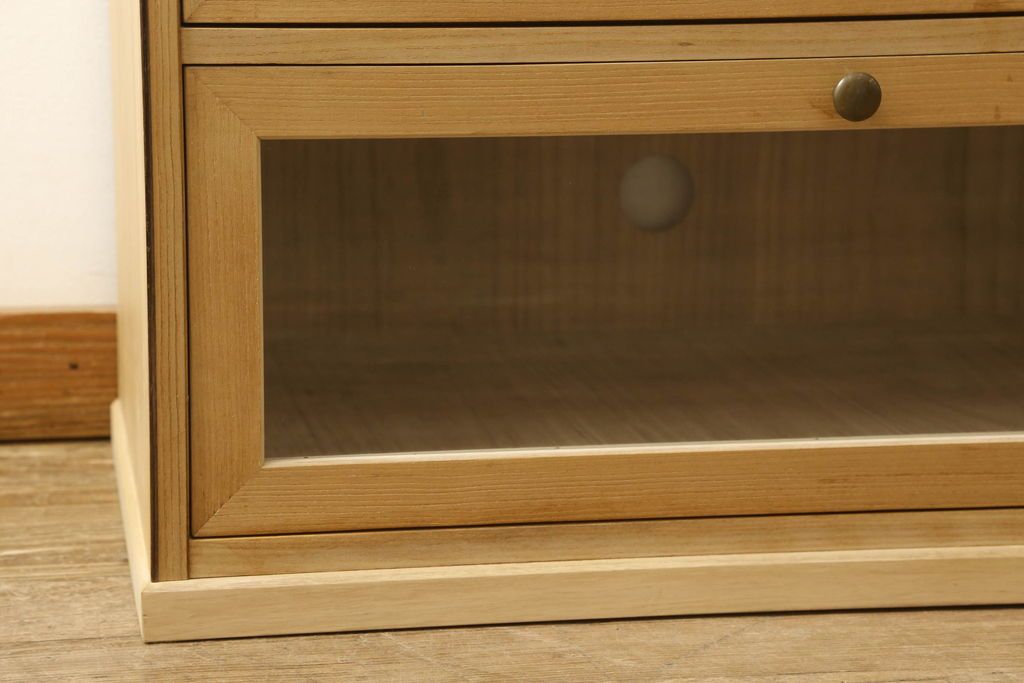 桐箪笥をリサイズしてテレビボードにリメイク!引き出しを2分割し、左側はガラス入りのフラップダウン扉に変更。右側は木製扉に加工し、取っ手を取り付け。天板と台輪を取り付け、クリアワックス仕上げ。