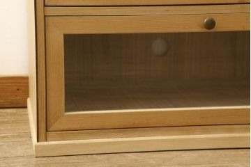 桐箪笥をリサイズしてテレビボードにリメイク!引き出しを2分割し、左側はガラス入りのフラップダウン扉に変更。右側は木製扉に加工し、取っ手を取り付け。天板と台輪を取り付け、クリアワックス仕上げ。