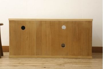 桐箪笥をリサイズしてテレビボードにリメイク!引き出しを2分割し、左側はガラス入りのフラップダウン扉に変更。右側は木製扉に加工し、取っ手を取り付け。天板と台輪を取り付け、クリアワックス仕上げ。