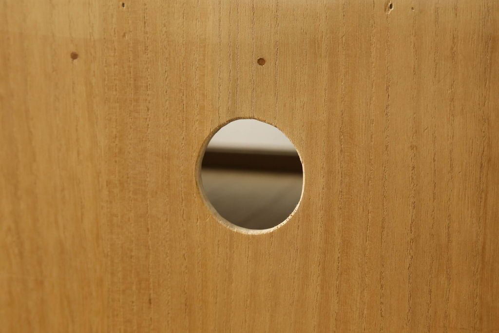 桐箪笥をリサイズしてテレビボードにリメイク!引き出しを2分割し、左側はガラス入りのフラップダウン扉に変更。右側は木製扉に加工し、取っ手を取り付け。天板と台輪を取り付け、クリアワックス仕上げ。