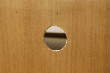 桐箪笥をリサイズしてテレビボードにリメイク!引き出しを2分割し、左側はガラス入りのフラップダウン扉に変更。右側は木製扉に加工し、取っ手を取り付け。天板と台輪を取り付け、クリアワックス仕上げ。