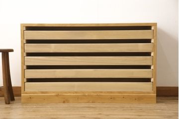 2段重ね箪笥を収納棚とサイドボードにリメイク!上段は衣装盆を利用したカウンター下収納棚に。薄茶に着色しワックス仕上げ。下段は下1段の引き出しをカットし、天板・脚と取っ手を取り付けサイドボードに。