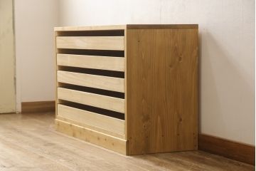 2段重ね箪笥を収納棚とサイドボードにリメイク!上段は衣装盆を利用したカウンター下収納棚に。薄茶に着色しワックス仕上げ。下段は下1段の引き出しをカットし、天板・脚と取っ手を取り付けサイドボードに。