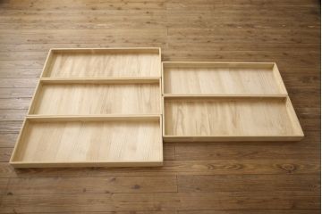2段重ね箪笥を収納棚とサイドボードにリメイク!上段は衣装盆を利用したカウンター下収納棚に。薄茶に着色しワックス仕上げ。下段は下1段の引き出しをカットし、天板・脚と取っ手を取り付けサイドボードに。