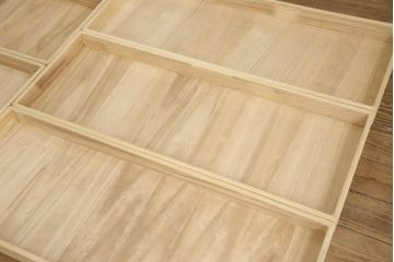 2段重ね箪笥を収納棚とサイドボードにリメイク!上段は衣装盆を利用したカウンター下収納棚に。薄茶に着色しワックス仕上げ。下段は下1段の引き出しをカットし、天板・脚と取っ手を取り付けサイドボードに。