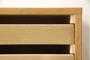 2段重ね箪笥を収納棚とサイドボードにリメイク!上段は衣装盆を利用したカウンター下収納棚に。薄茶に着色しワックス仕上げ。下段は下1段の引き出しをカットし、天板・脚と取っ手を取り付けサイドボードに。
