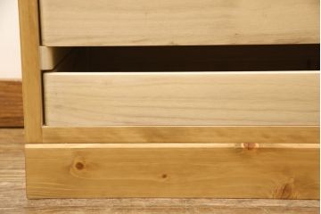 2段重ね箪笥を収納棚とサイドボードにリメイク!上段は衣装盆を利用したカウンター下収納棚に。薄茶に着色しワックス仕上げ。下段は下1段の引き出しをカットし、天板・脚と取っ手を取り付けサイドボードに。