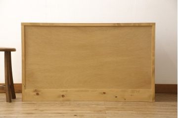 2段重ね箪笥を収納棚とサイドボードにリメイク!上段は衣装盆を利用したカウンター下収納棚に。薄茶に着色しワックス仕上げ。下段は下1段の引き出しをカットし、天板・脚と取っ手を取り付けサイドボードに。
