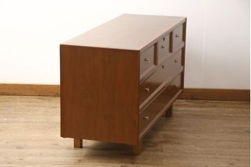 2段重ね箪笥を収納棚とサイドボードにリメイク!上段は衣装盆を利用したカウンター下収納棚に。薄茶に着色しワックス仕上げ。下段は下1段の引き出しをカットし、天板・脚と取っ手を取り付けサイドボードに。
