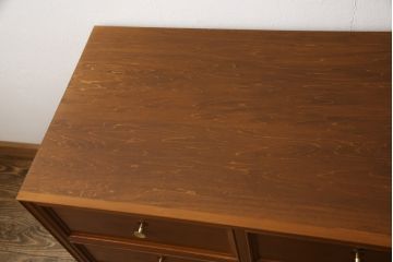 2段重ね箪笥を収納棚とサイドボードにリメイク!上段は衣装盆を利用したカウンター下収納棚に。薄茶に着色しワックス仕上げ。下段は下1段の引き出しをカットし、天板・脚と取っ手を取り付けサイドボードに。