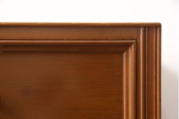 2段重ね箪笥を収納棚とサイドボードにリメイク!上段は衣装盆を利用したカウンター下収納棚に。薄茶に着色しワックス仕上げ。下段は下1段の引き出しをカットし、天板・脚と取っ手を取り付けサイドボードに。