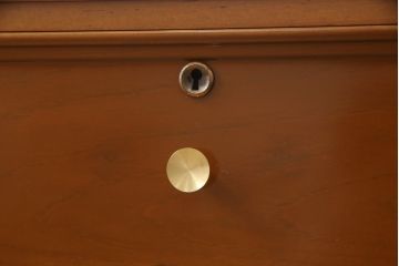 2段重ね箪笥を収納棚とサイドボードにリメイク!上段は衣装盆を利用したカウンター下収納棚に。薄茶に着色しワックス仕上げ。下段は下1段の引き出しをカットし、天板・脚と取っ手を取り付けサイドボードに。