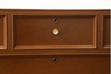 2段重ね箪笥を収納棚とサイドボードにリメイク!上段は衣装盆を利用したカウンター下収納棚に。薄茶に着色しワックス仕上げ。下段は下1段の引き出しをカットし、天板・脚と取っ手を取り付けサイドボードに。