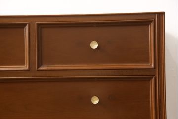 2段重ね箪笥を収納棚とサイドボードにリメイク!上段は衣装盆を利用したカウンター下収納棚に。薄茶に着色しワックス仕上げ。下段は下1段の引き出しをカットし、天板・脚と取っ手を取り付けサイドボードに。