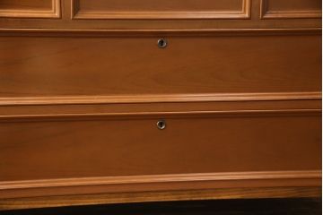 2段重ね箪笥を収納棚とサイドボードにリメイク!上段は衣装盆を利用したカウンター下収納棚に。薄茶に着色しワックス仕上げ。下段は下1段の引き出しをカットし、天板・脚と取っ手を取り付けサイドボードに。
